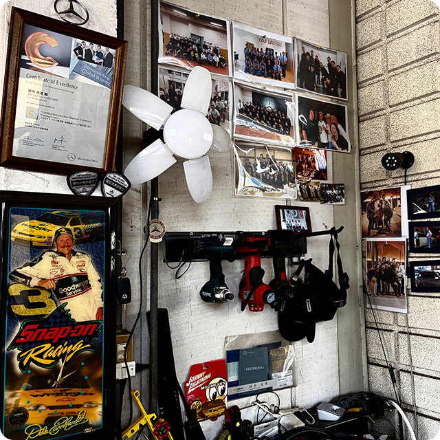 表彰状や整備工具が並ぶYANSAN Auto Serviceの工場内の様子の写真